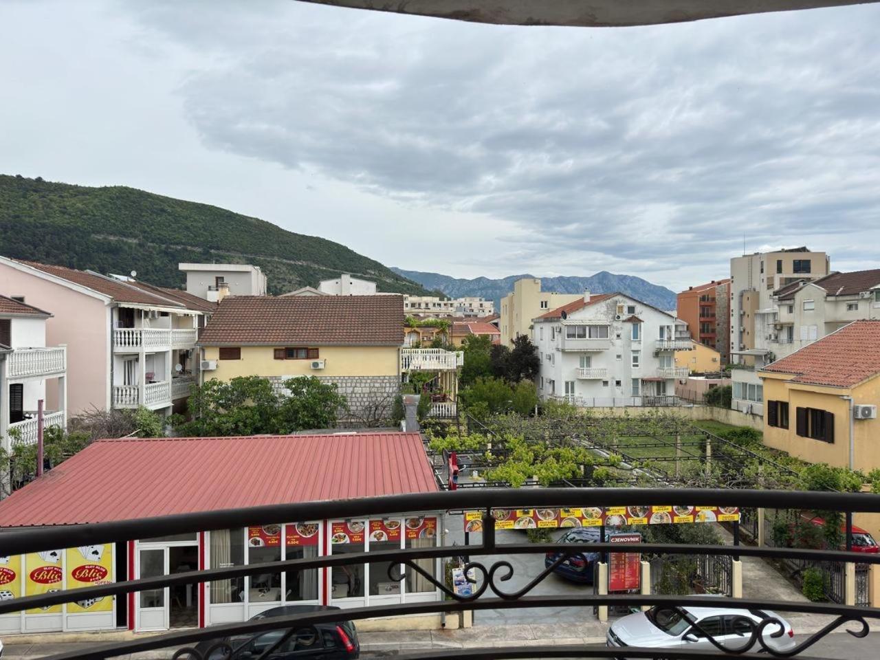 One Bedroom In Center Of Apartment